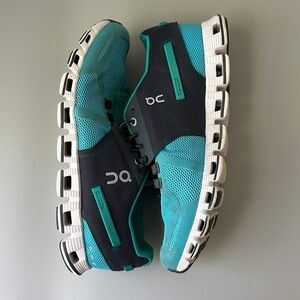 On cloud women's running shoes size 7, blue and teal